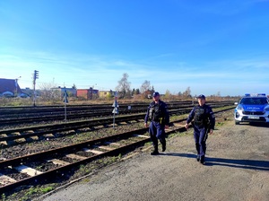 policjanci kontrolują tereny kolejowe