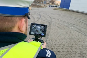 policjant obsługuje dron