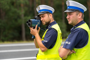 policjanci na drodze dokonują pomiaru prędkości