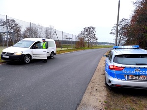 policjant dokonuje kontroli trzeźwości kierującemu pojazdem mechanicznym