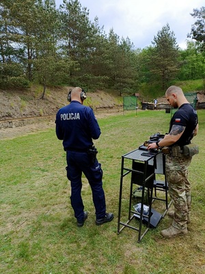 policjanci rywalizują na zawodach strzeleckich