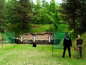 policjanci rywalizują na zawodach strzeleckich