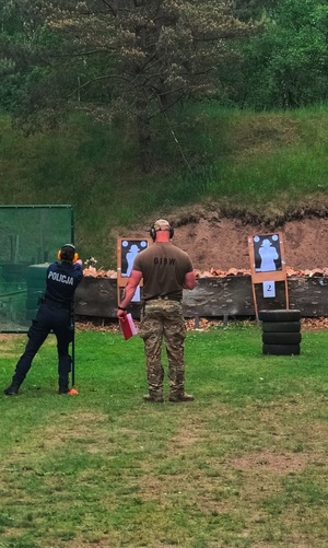 policjanci rywalizują na zawodach strzeleckich