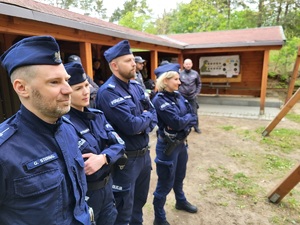 policjanci rywalizują na zawodach strzeleckich