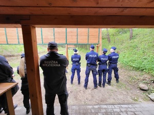 policjanci rywalizują na zawodach strzeleckich