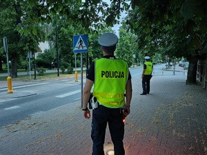 policjanci czuwają nad bezpieczeństwem użytkowników drogi