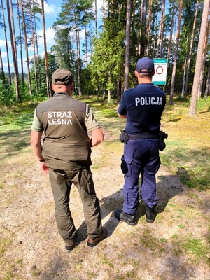 policjant i leśnik pełnią wspólną służbę