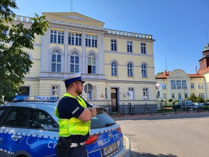 policjant kontroluje oznakowanie