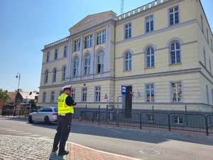 policjant kontroluje oznakowanie