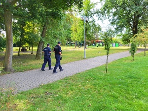 policjanci czuwają nad bezpieczeństwem mieszkańców