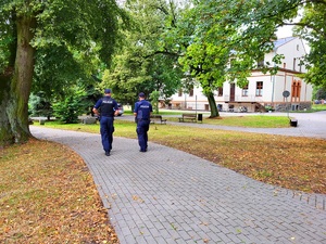 policjanci czuwają nad bezpieczeństwem mieszkańców