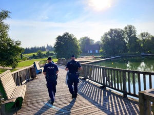 policjanci czuwają nad bezpieczeństwem mieszkańców