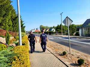 policjanci czuwają nad bezpieczeństwem mieszkańców