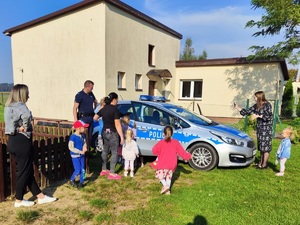 policjanci prezentują radiowóz