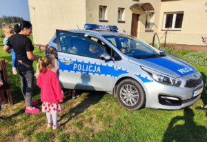 policjanci prezentują radiowóz