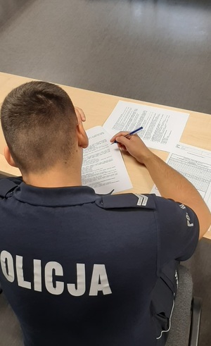 policjanci rozwiązują test