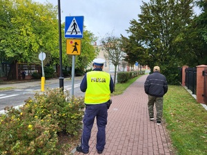 policjant czuwa nad bezpieczeństwem pieszych