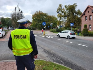 policjant czuwa nad bezpieczeństwem pieszych