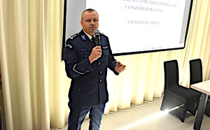 policjant przemawia