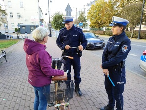 policjanci kontrolują rowerzystkę - zdjęcie poglądowe