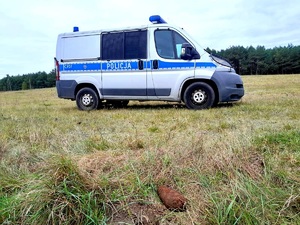 policyjny radiowóz stoi na polu