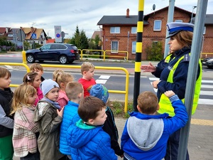 policjanci edukują dzieci przy przejściu dla pieszych