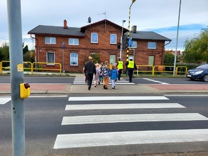 policjanci edukują dzieci przy przejściu dla pieszych