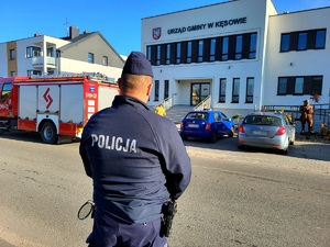 policjanci uczestniczą w ćwiczeniach