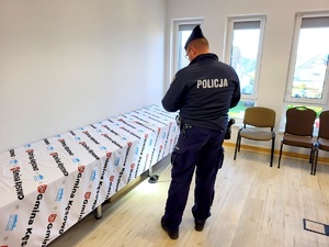 policjant szuka podejrzanego ładunku