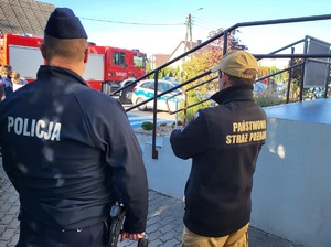 policjanci i strażacy uczestniczą w ćwiczeniach