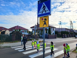 policjanci uczestniczą w zajęciach z przedszkolakami