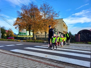 policjanci uczestniczą w zajęciach z przedszkolakami