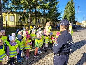 policjanci uczestniczą w zajęciach z przedszkolakami