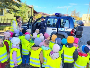 policjanci uczestniczą w zajęciach z przedszkolakami