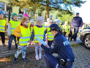 policjanci uczestniczą w zajęciach z przedszkolakami