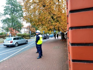 policjanci czuwają nad bezpieczeństwem uczestników ruchu