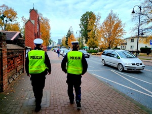 policjanci czuwają nad bezpieczeństwem podróżnych