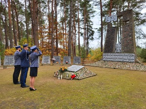 policjanci oddają hołd zmarłym