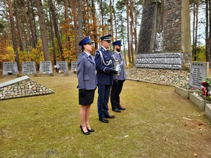 policjanci oddają hołd zmarłym