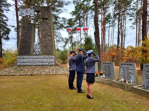 policjanci oddają hołd zmarłym