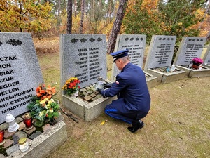 policjanci oddają hołd zmarłym