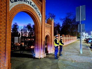 policjanci czuwają nad bezpieczeństwem podróżnych