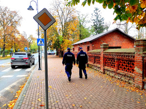 policjanci czuwają nad bezpieczeństwem podróżnych