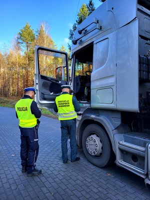 Policjanci prowadzą działania wspólnie z Inspekcją Transportu Drogowego