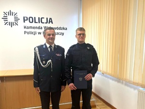 policjanci pozują do zdjęcia