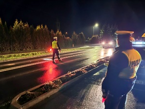 policjant kontroluje trzeźwość kierowców