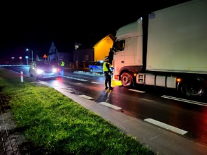 policjant kontroluje trzeźwość kierowców