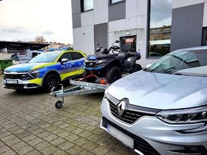 radiowozy stoją na parkingu