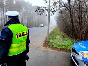 policjant czuwa nad bezpieczeństwem podróżnych