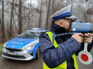 policjant kontroluje prędkość pojazdów